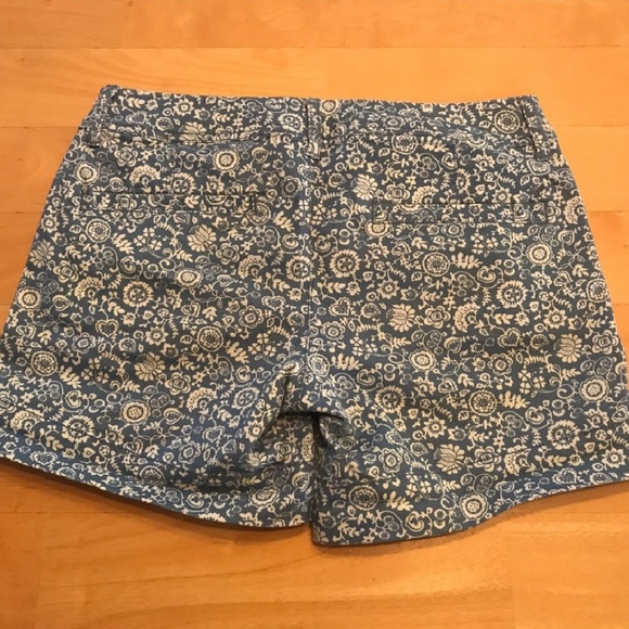 American Eagle Blue & White Pattern Stretch Shorts - Picture 4 of 5